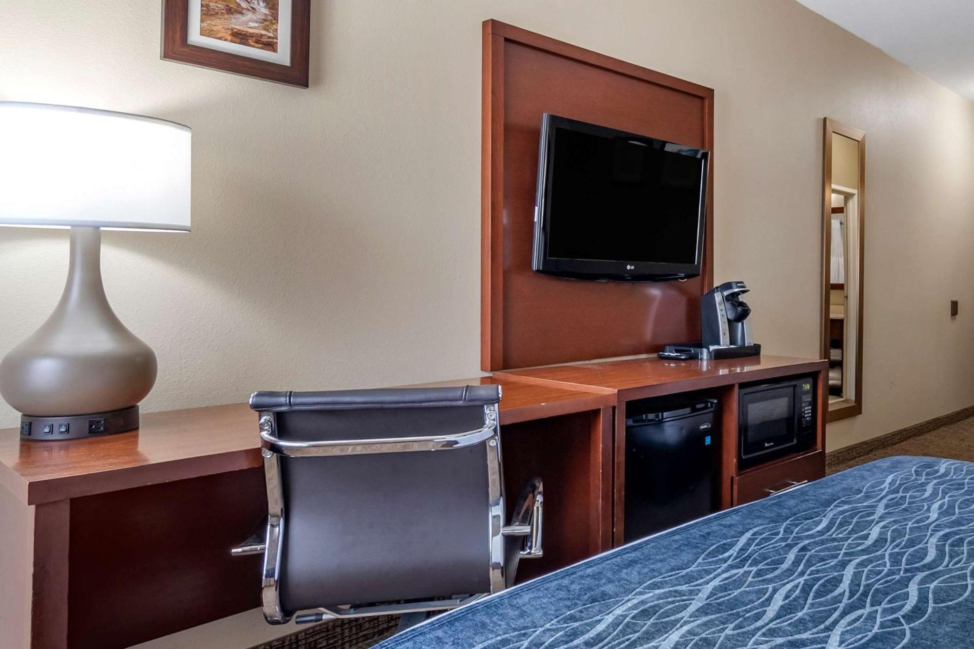 Comfort Inn & Suites Junction City - Near Fort Riley Exterior foto
